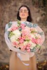 Букет з піоновидних троянд та білих  гортензій