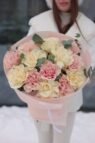 біло-рожевий букет мереживних троянд