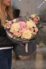 Букет біло-рожевий з трояндами та еустомою