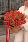 Кошик зі 101 червоного тюльпана - Зображення 3