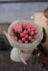 25 яскраво-рожевих тюльпанів