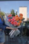 Яскравий мікс із жоржинами та піоновидними трояндами - Зображення 2