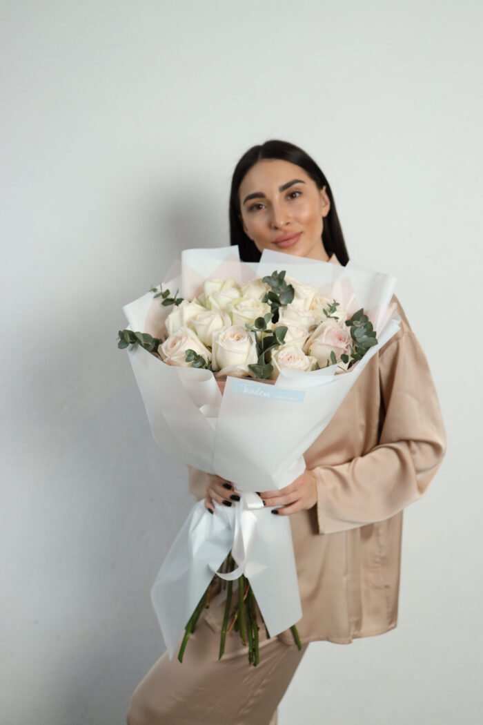 Букет з 15 піоновидних троянд Вайт Охара та евкаліпту 3 Tandem GREEN SHOP