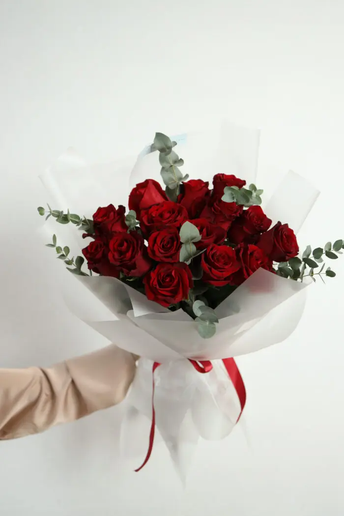 Bouquet of 15 red Explorer roses and eucalyptus 3 Tandem GREEN SHOP