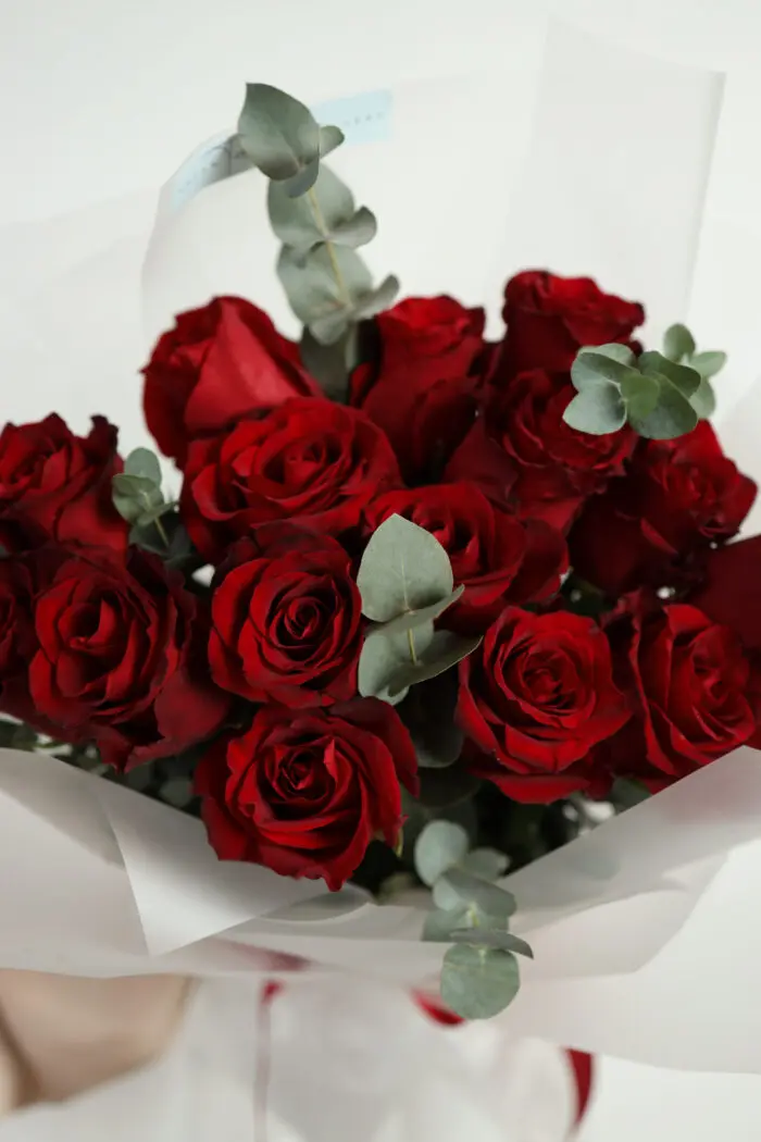 Bouquet of 15 red Explorer roses and eucalyptus 4 Tandem GREEN SHOP