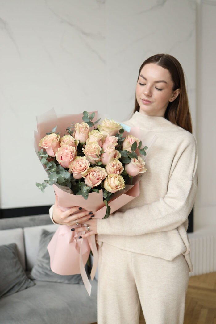 15 рожевих троянд Пінк Мондіаль з евкаліптом 1 Tandem GREEN SHOP