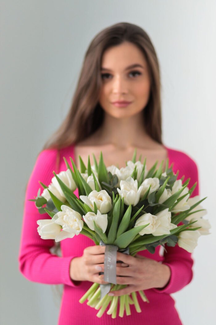 25 піоновидних білих тюльпанів з евкаліптом (без упаковки) 3 Tandem GREEN SHOP
