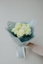 Букет з  7 білих троянд Мондіаль - Image 2