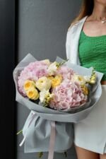 Букет з рожевими гортензіями, піоновидними трояндами та фрезією