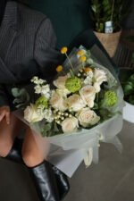 Букет з піоновидною трояндою Вайт охара, вібурнумом