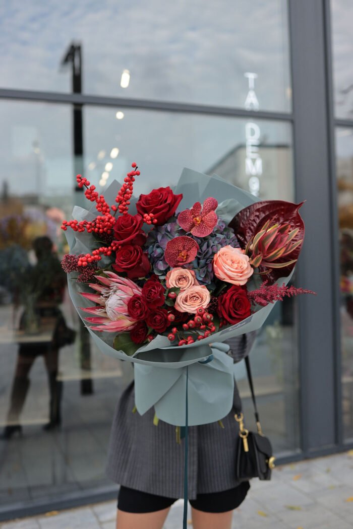 Букет з протеєю, ілексом та антуріумом 2 Tandem GREEN SHOP