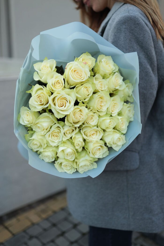 Bouquet of 31 white roses Athena 4 Tandem GREEN SHOP
