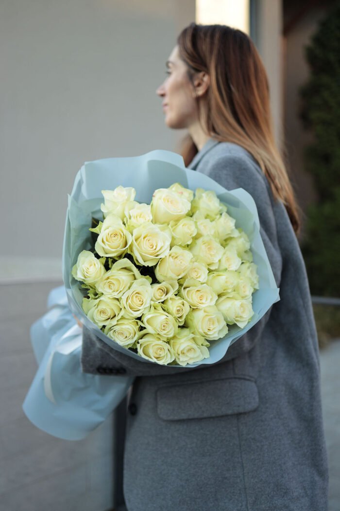 Bouquet of 31 white roses Athena 1 Tandem GREEN SHOP