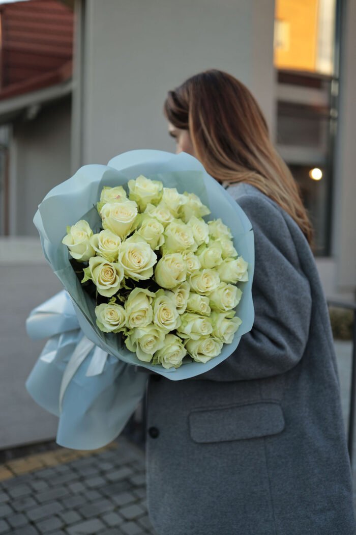 Bouquet of 31 white roses Athena 3 Tandem GREEN SHOP
