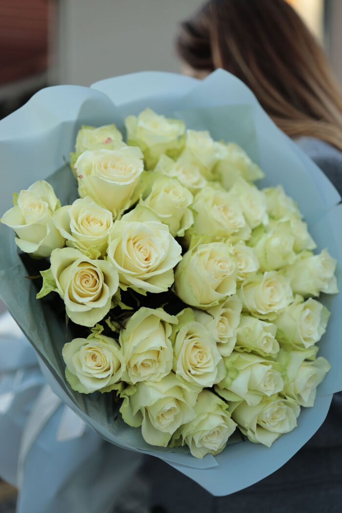 Bouquet of 31 white roses Athena 2 Tandem GREEN SHOP