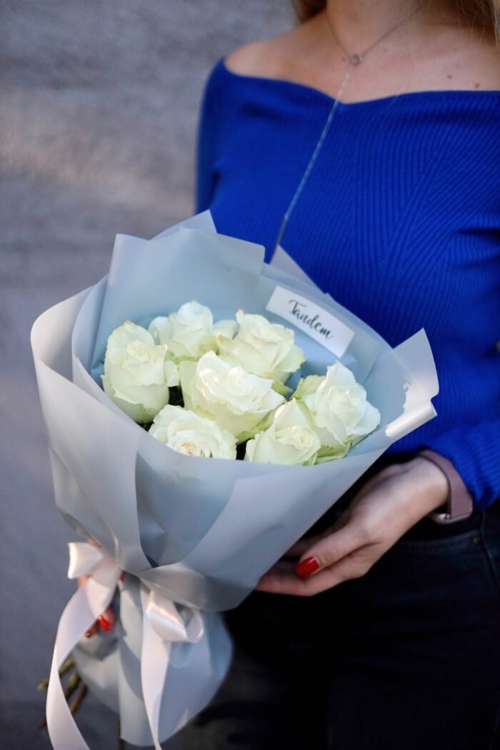 Bouquet of 7 white roses Athena 1 Tandem GREEN SHOP