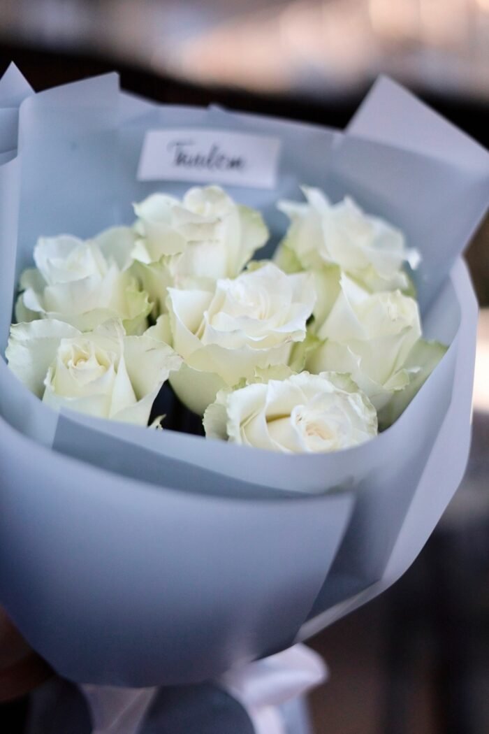 Bouquet of 7 white roses Athena 3 Tandem GREEN SHOP