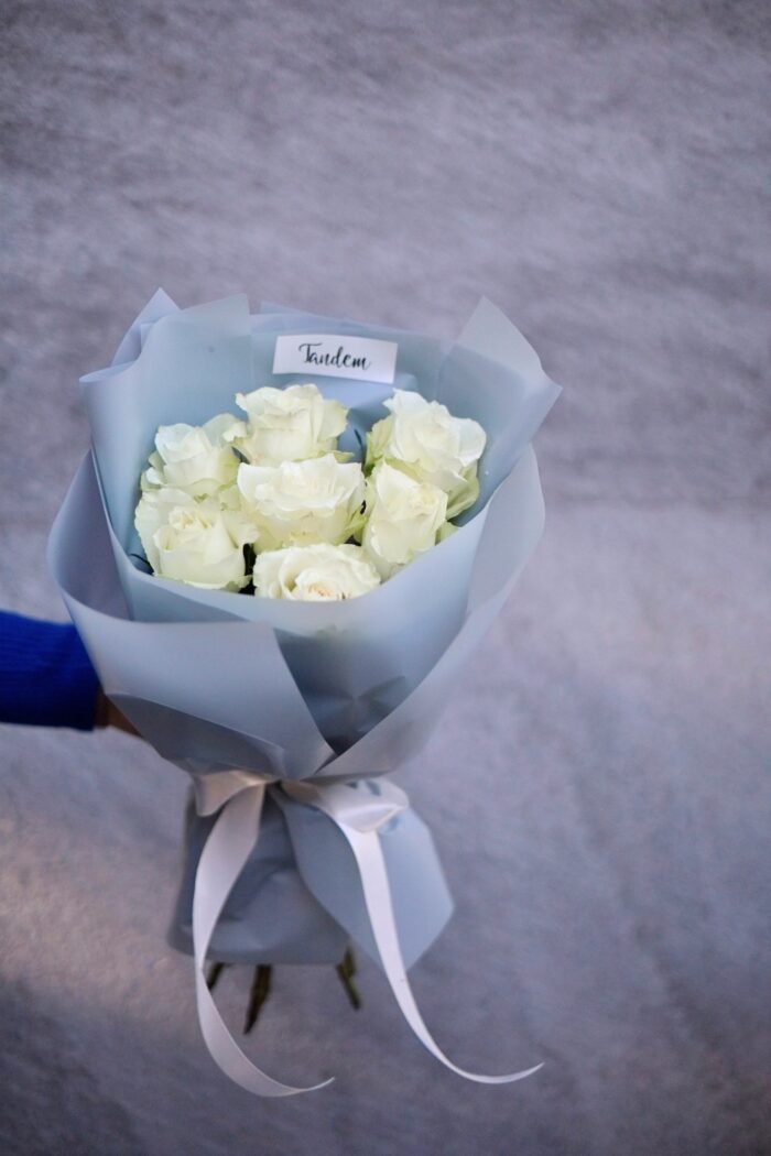 Bouquet of 7 white roses Athena 4 Tandem GREEN SHOP