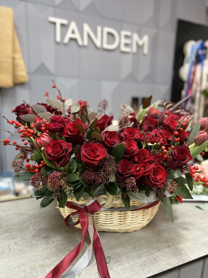 Квітковий кошик з червоними трояндами Експлорер 2 Tandem GREEN SHOP