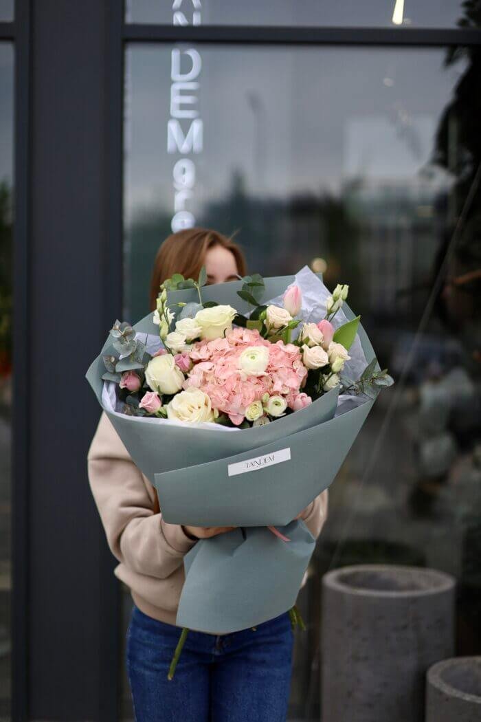 Букет з гортензією та трояндами 2 Tandem GREEN SHOP
