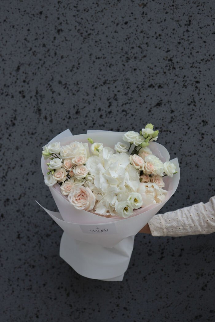 Delicate mix with hydrangea and peony roses White Ohara 2 Tandem GREEN SHOP