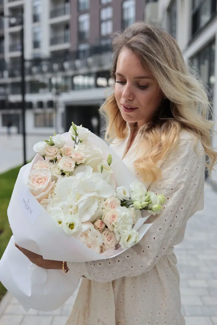 Delicate mix with hydrangea and peony roses White Ohara 5 Tandem GREEN SHOP