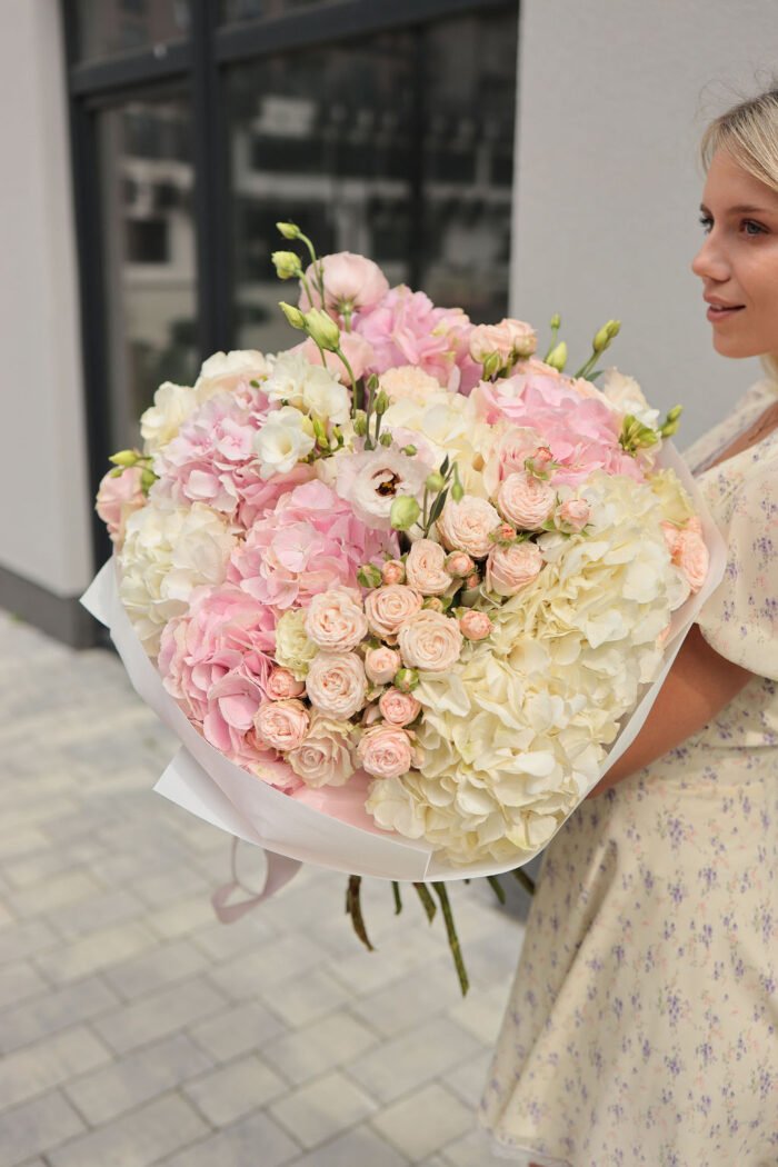 Букет-гігант з гортензіями, кущовими трояндами та еустомою 1 Tandem GREEN SHOP