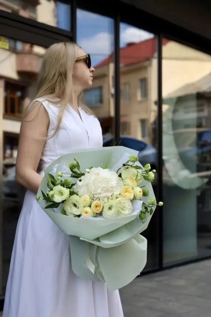 Міксований букет в освіжаючих літніх кольорах з білою гортензією та піоновидними трояндами Піоні баблз - Image 4