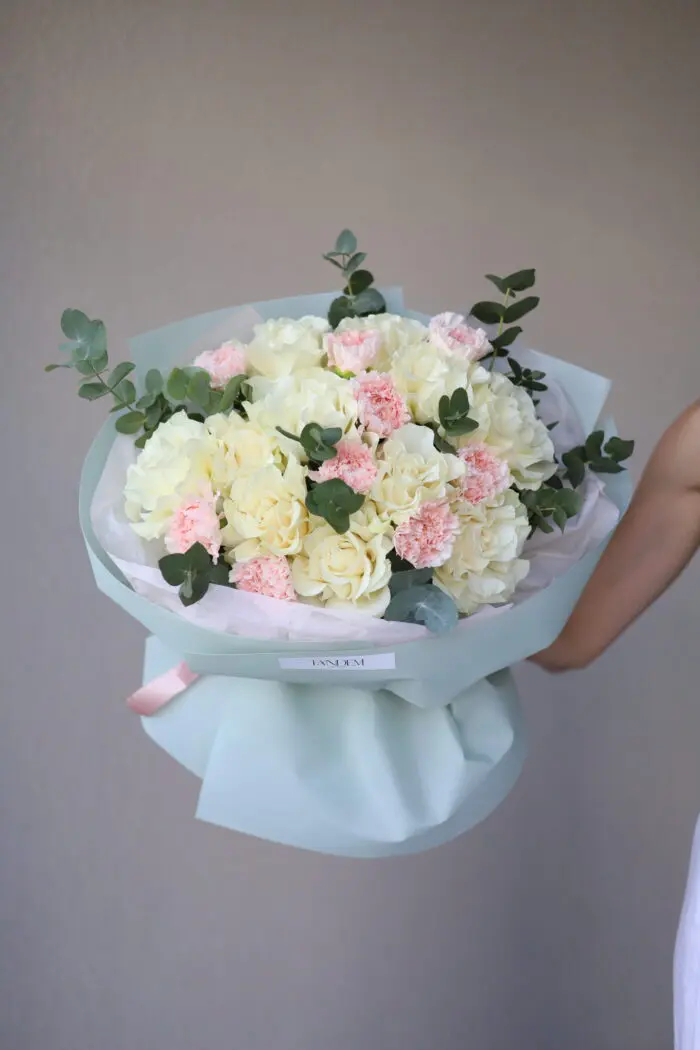 Bouquet of Mondial roses and dianthus 3 Tandem GREEN SHOP