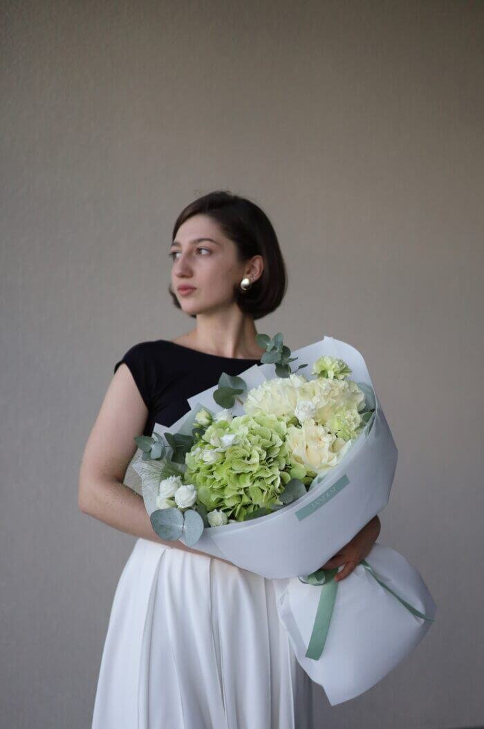 Букет із зеленою гортензієюта білими трояндами 1 Tandem GREEN SHOP