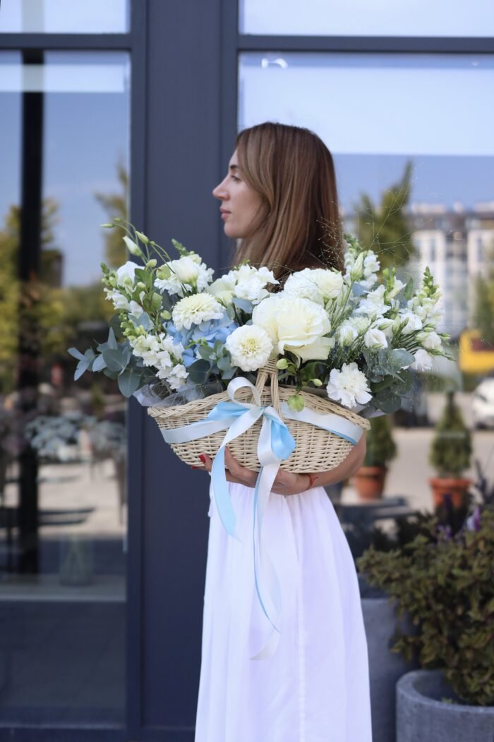 Квітковий кошик в голубих та білих кольорах з троянд Мондіаль 5 Tandem GREEN SHOP