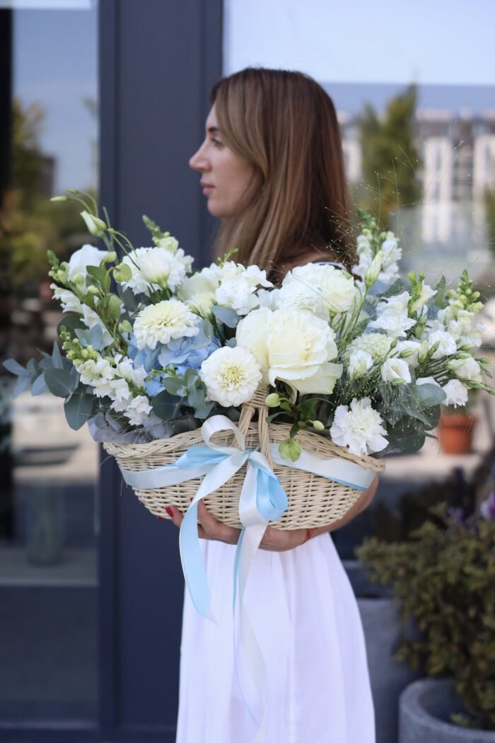 Квітковий кошик в голубих та білих кольорах з троянд Мондіаль 4 Tandem GREEN SHOP