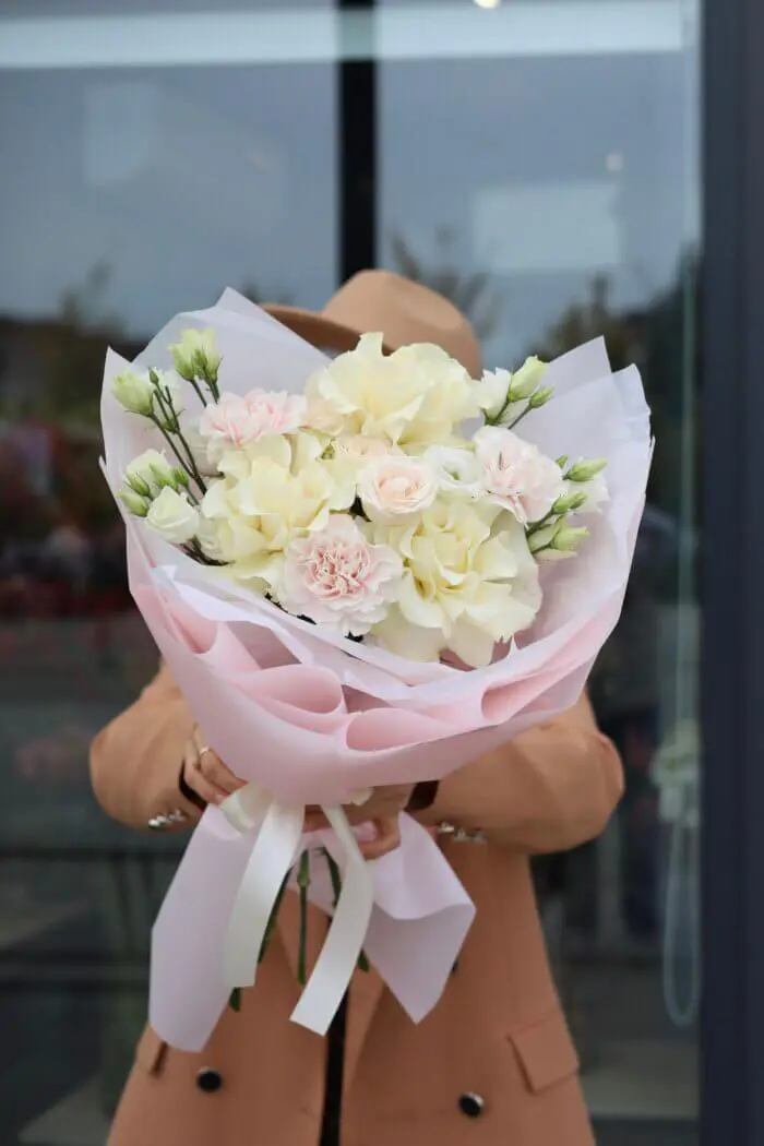 Bouquet with inverted roses and dianthus 1 Tandem GREEN SHOP