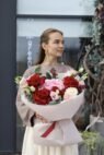 Букет з червоними трояндами та гортензією