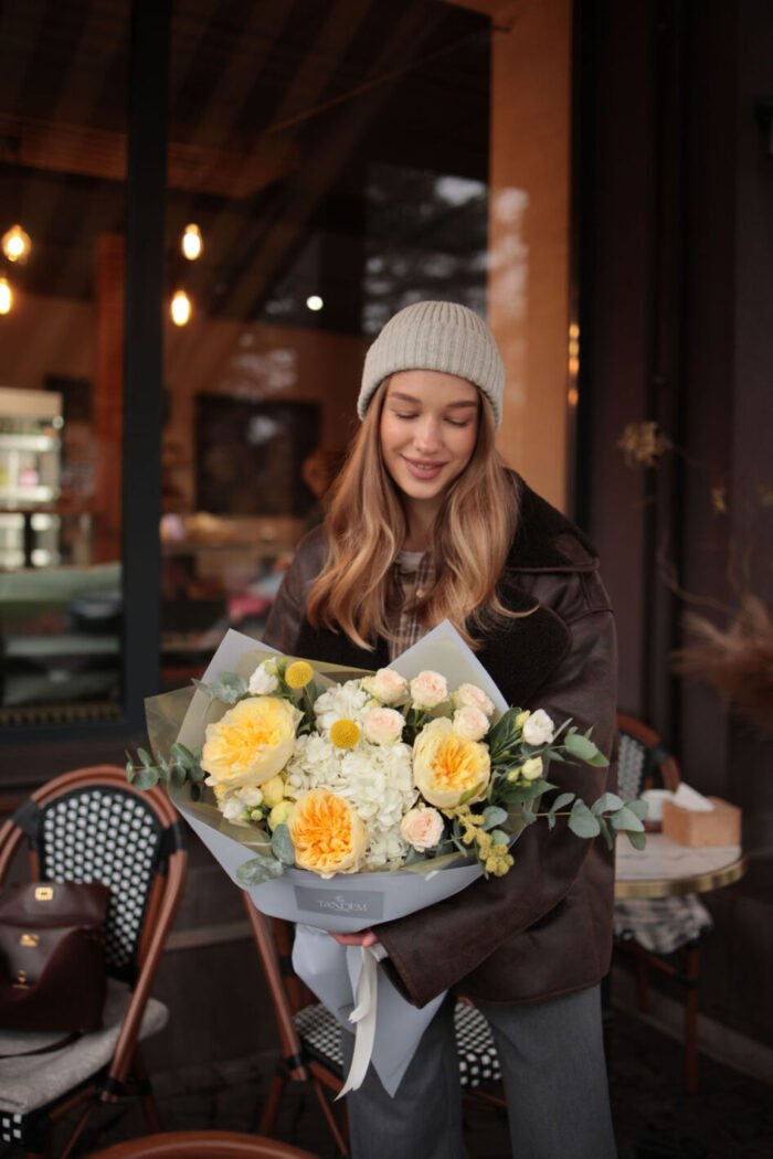 Осінній жовто-білий букет з піоновидними трояндами 5 Tandem GREEN SHOP