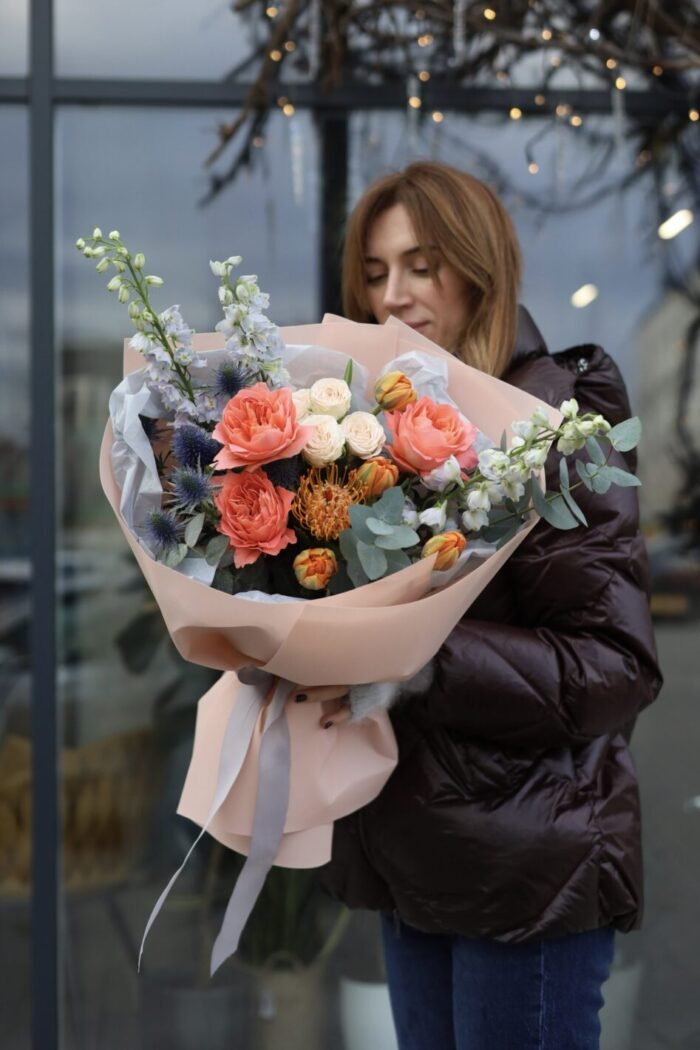 Яскраве поєднання піоновидних троянд Драгонфлай та дельфініума 1 Tandem GREEN SHOP