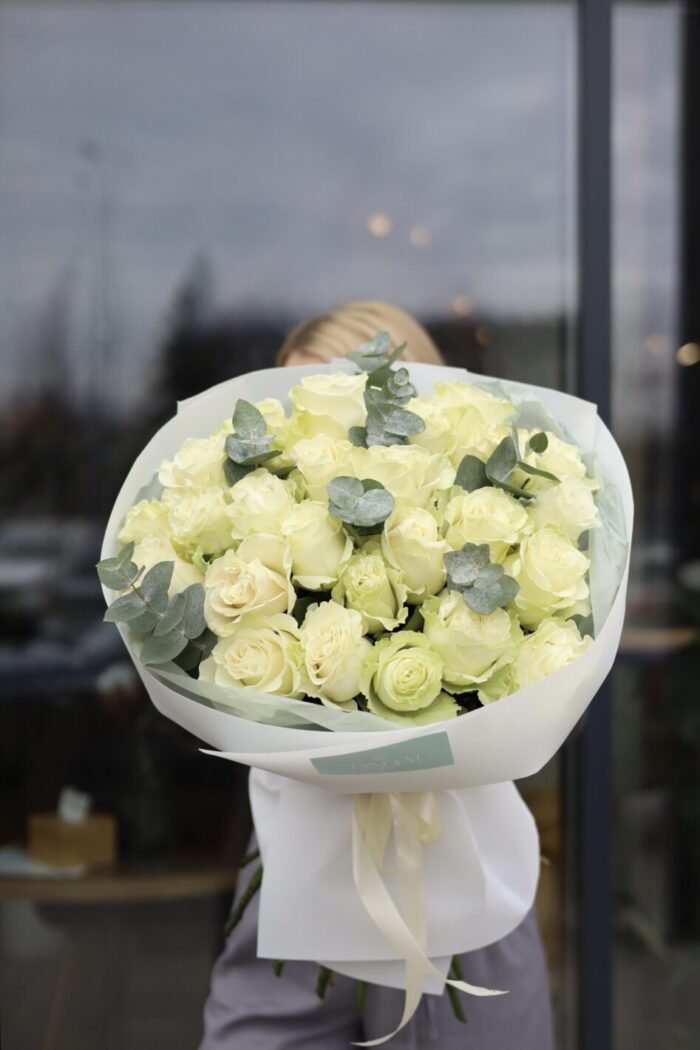 Монобукет із 25 троянд сорту Мондіаль з евкаліптом 1 Tandem GREEN SHOP