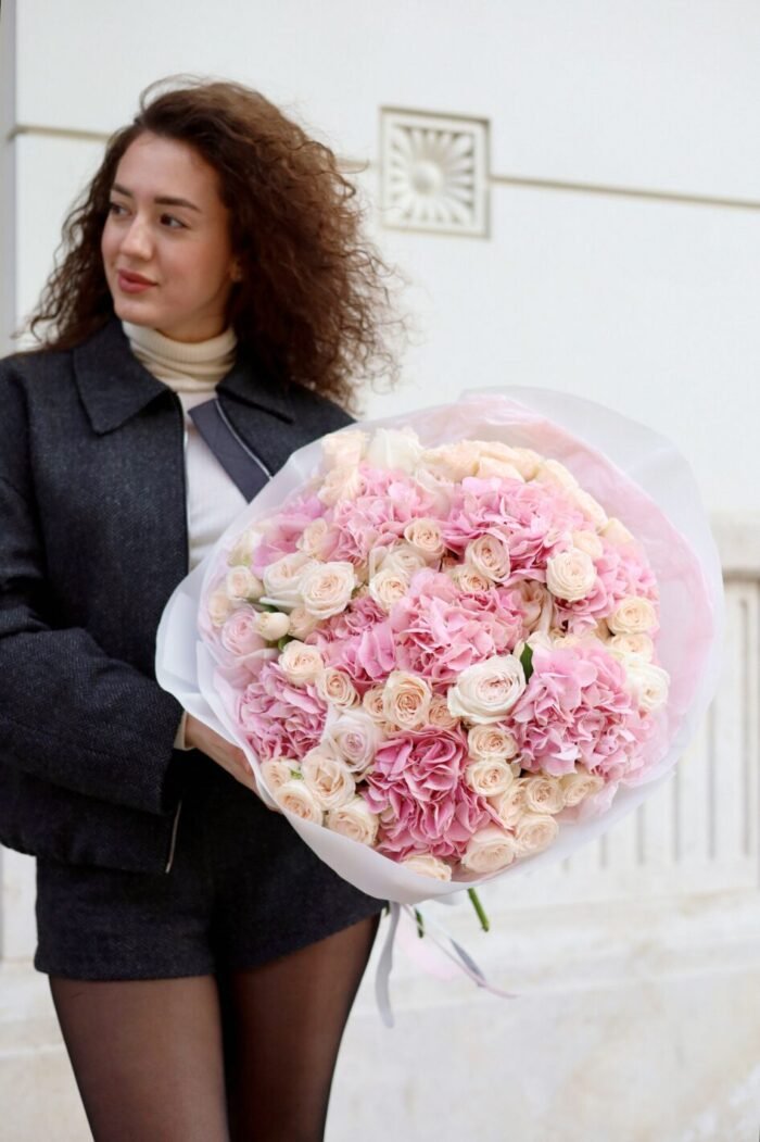 Combination of pink hydrangea and bush roses Sophie 2 Tandem GREEN SHOP