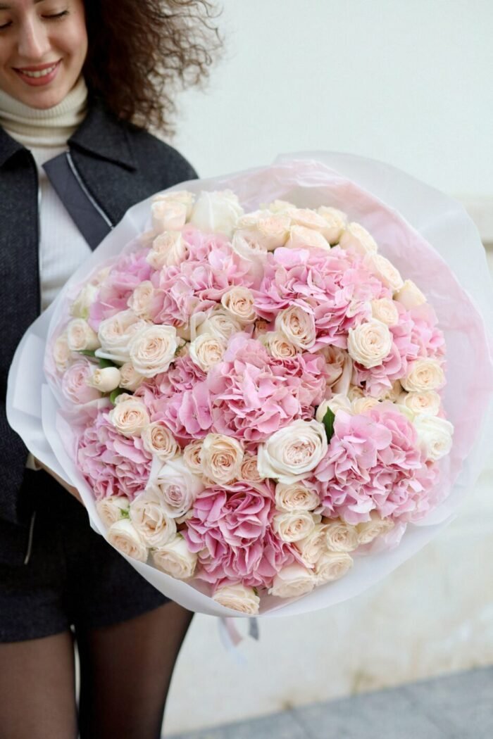 Combination of pink hydrangea and bush roses Sophie 1 Tandem GREEN SHOP