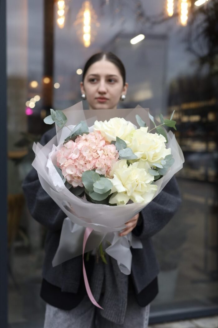 Букет-комплімент з гортензією та мереживними трояндами 1 Tandem GREEN SHOP