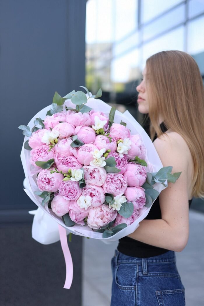 Букет з 25 півоній Сара та фрезії 2 Tandem GREEN SHOP