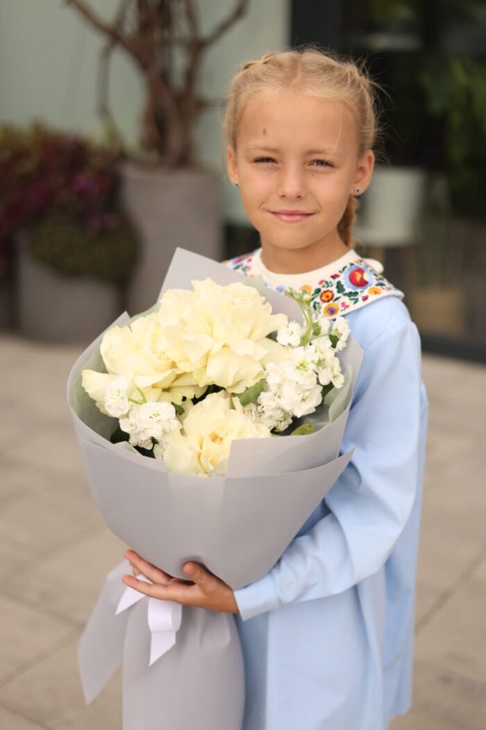 Букет-комплімент із білими трояндами та матіолою - Зображення 1