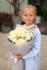 Букет-комплімент із білими трояндами та матіолою