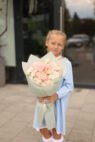 Букет-комплімент з трояндами та матіолою - Зображення 2