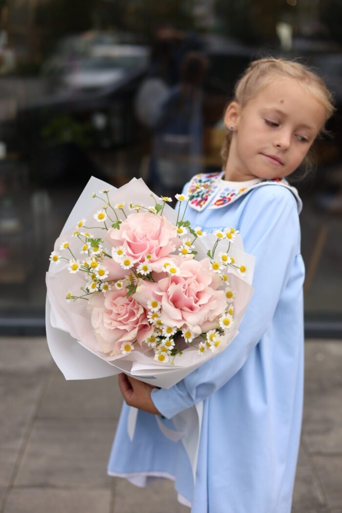 Букет-комплімент з трояндами та ромашками - Image 2