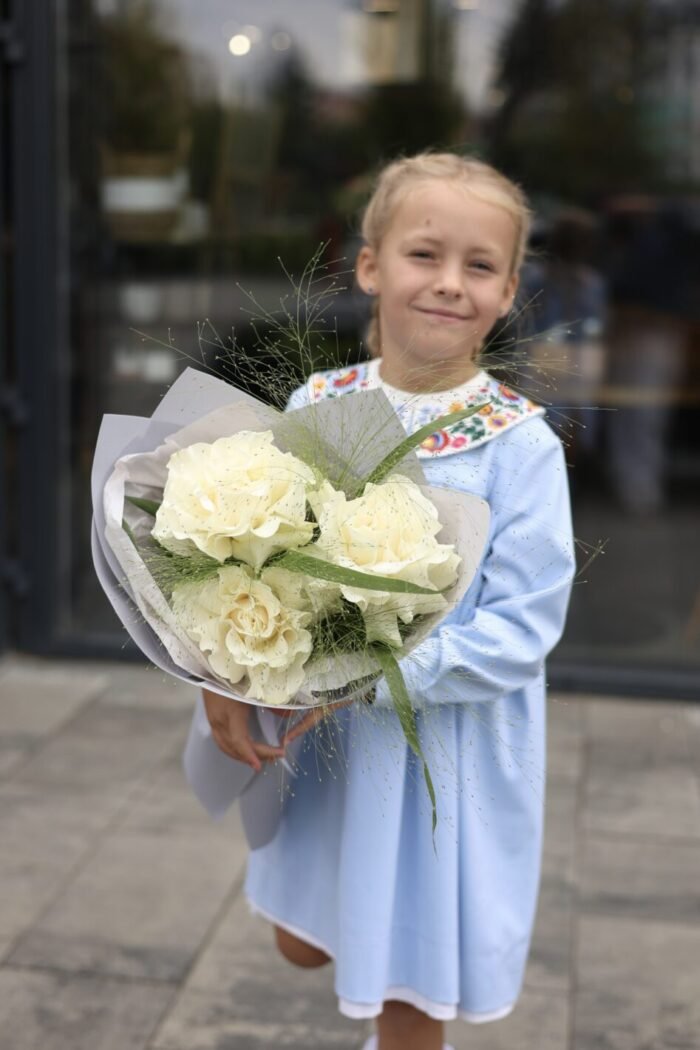 Комплімент з білими мереживними трояндами - Зображення 1
