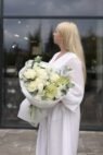 Білий букет з трояндами Мондіаль та антуріумом - Image 3