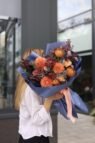 Осінній букет із жоржинами та хризантемами