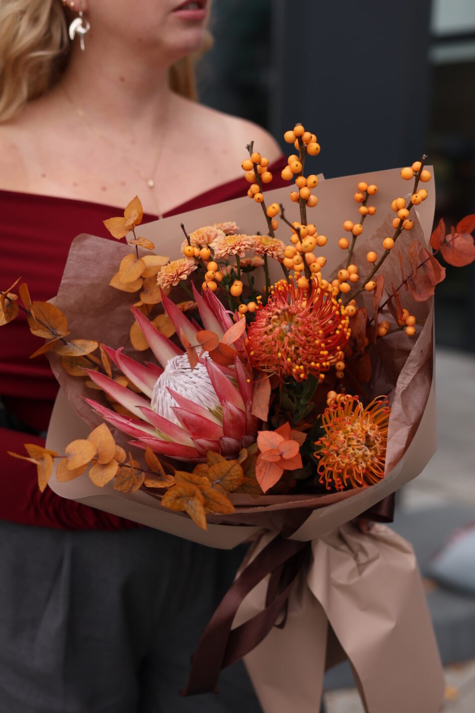 D48A9362 Осінній букет-комплімент з протеєю та ілексом - Зображення 1