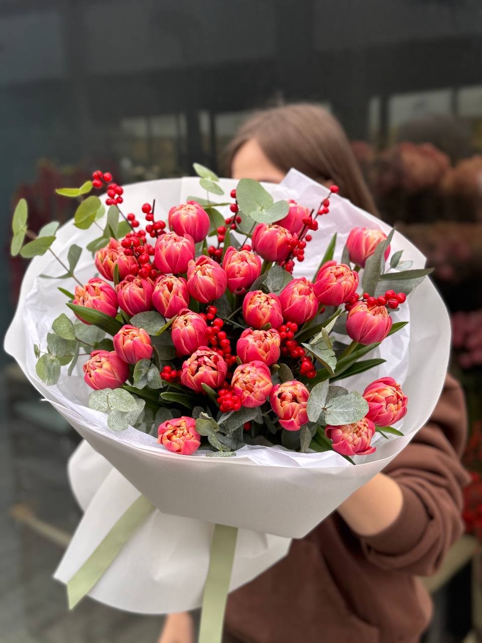 photo_2025-10-16 13.16.14 Букет із піоновидних тюльпанів колумбус та червоного ілексу - Image 1